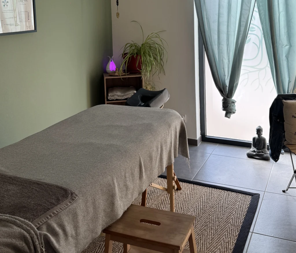 Salle de massage de Cécile au cabinet L'Essentiel massages naturo situé à Vesoul.
